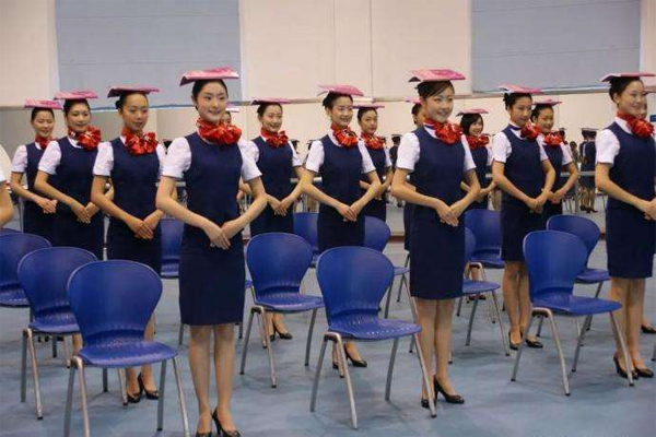 貴州航空工業(yè)技師學(xué)院?jiǎn)握幸?空中乘務(wù)報(bào)考要求