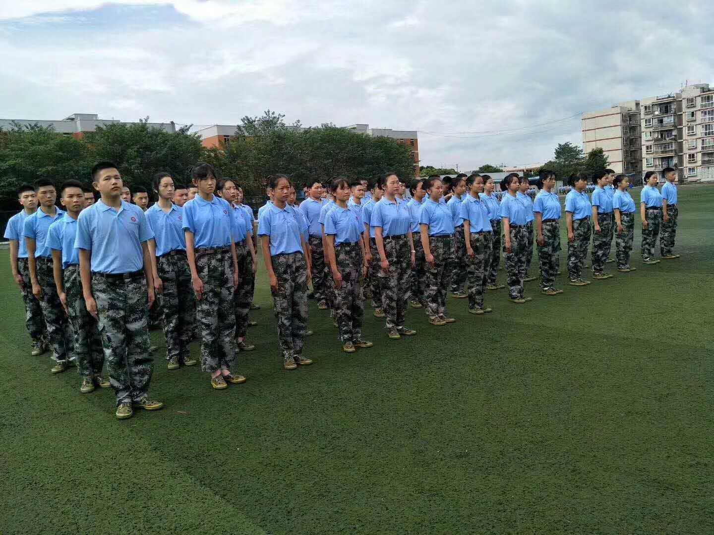 同學們在軍訓