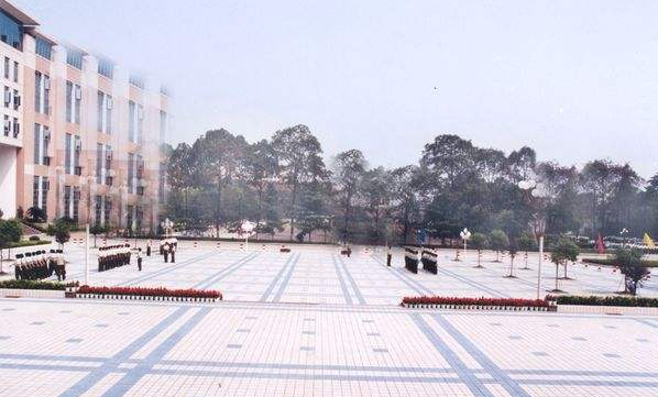 成都成醫一附院護士學校軍訓